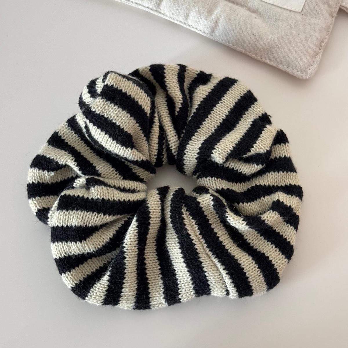 Cozy Autumn/Winter Striped Oversized Scrunchie for Women - High-End, High Elasticity Hair Tie Accessory
Cozy Autumn/Winter Striped Oversized Scrunchie for Women - High-End, High Elasticity Hair Tie Accessory