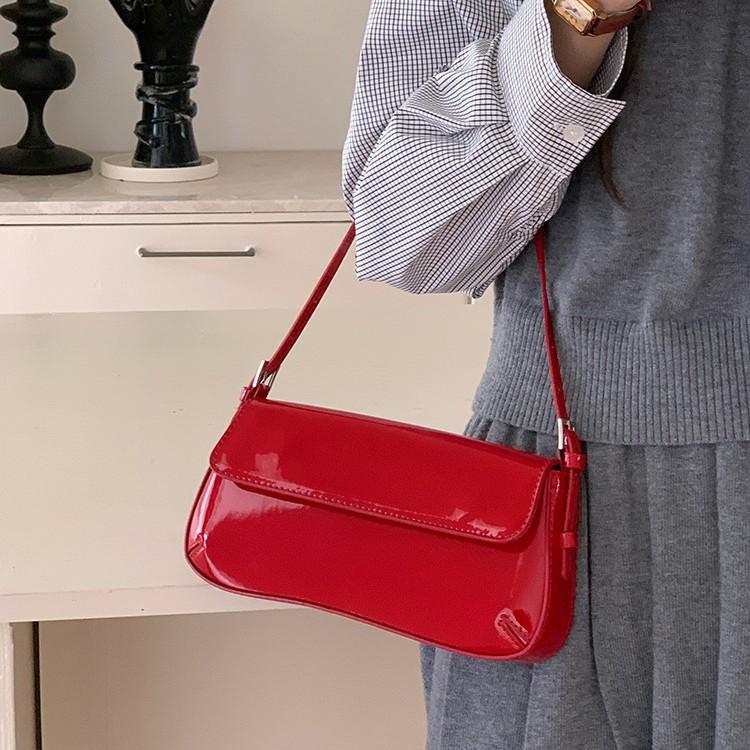 Korean Version of Retro Ins Red Patent Leather Glossy Bag Underarm Bag Crossbody Small Bag Women s Versatile Simple Mobile Phone Bag
Korean Version of Retro Ins Red Patent Leather Glossy Bag Underarm Bag Crossbody Small Bag Women s Versatile Simple Mobile Phone Bag