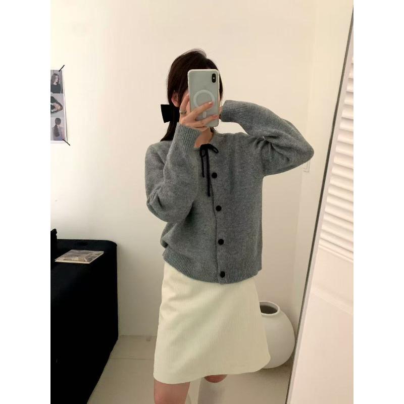Новый осенне-зимний вязаный жакет на пуговицах с круглым вырезом и длинными рукавами, с дизайном на шнуровке и бантом для женщин One Size серый
Новый осенне-зимний вязаный жакет на пуговицах с круглым вырезом и длинными рукавами, с дизайном на шнуровке и бантом для женщин One Size серый
