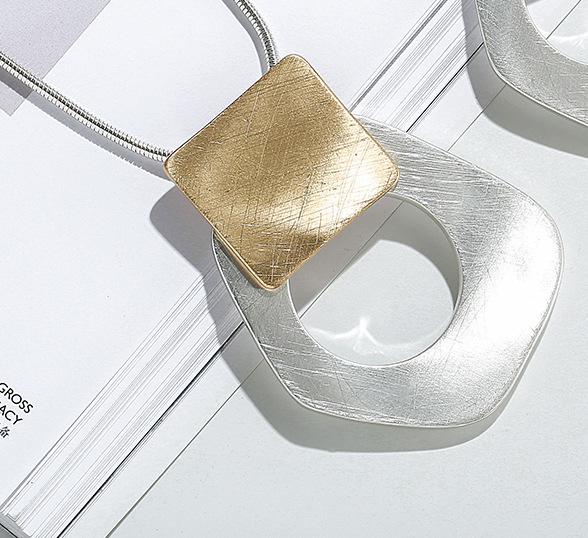European and American fashion high-end ins women s autumn and winter explosive pendant long necklace
European and American fashion high-end ins women s autumn and winter explosive pendant long necklace