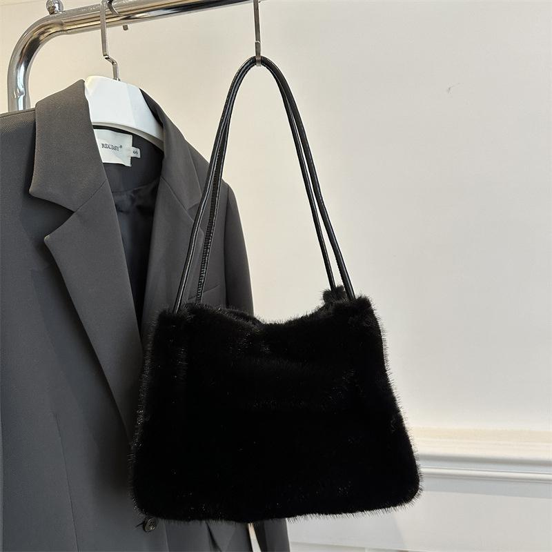 Плюшевая сумка большой вместимости, женская осенне-зимняя новая простая сумка через плечо под мышкой, модная пушистая сумка-ведро 25x15x21cm чёрный