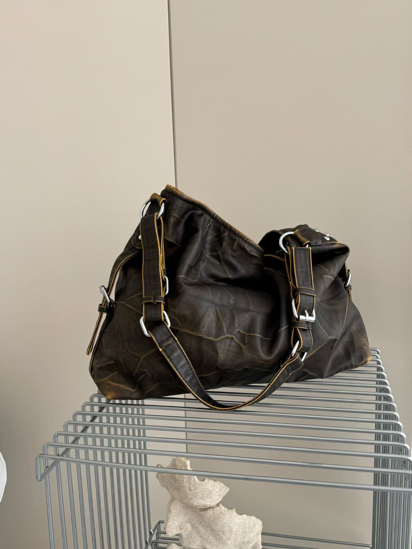 Retro Washed Old Soft Leather Shoulder Bag 2026 New Women s Large Capacity HOBO Commuting Crossbody Bag Tote Bag
Retro Washed Old Soft Leather Shoulder Bag 2026 New Women s Large Capacity HOBO Commuting Crossbody Bag Tote Bag