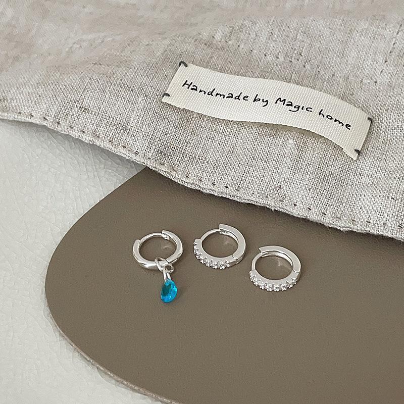 Маленький и изысканный голубой костюм с пряжкой в виде капли воды, женский простой нишевый индивидуальный модный темперамент, универсальные серьги и серьги.
Маленький и изысканный голубой костюм с пряжкой в виде капли воды, женский простой нишевый индивидуальный модный темперамент, универсальные серьги и серьги.