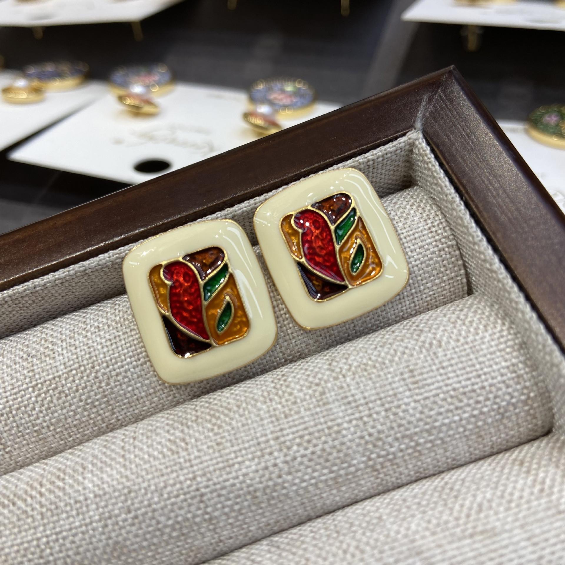 French Retro Square Color Dripping Oil Medieval Oil Painting Stud Earrings Advanced Sense Light Luxury Exquisite Autumn And Winter Earrings Women
French Retro Square Color Dripping Oil Medieval Oil Painting Stud Earrings Advanced Sense Light Luxury Exquisite Autumn And Winter Earrings Women