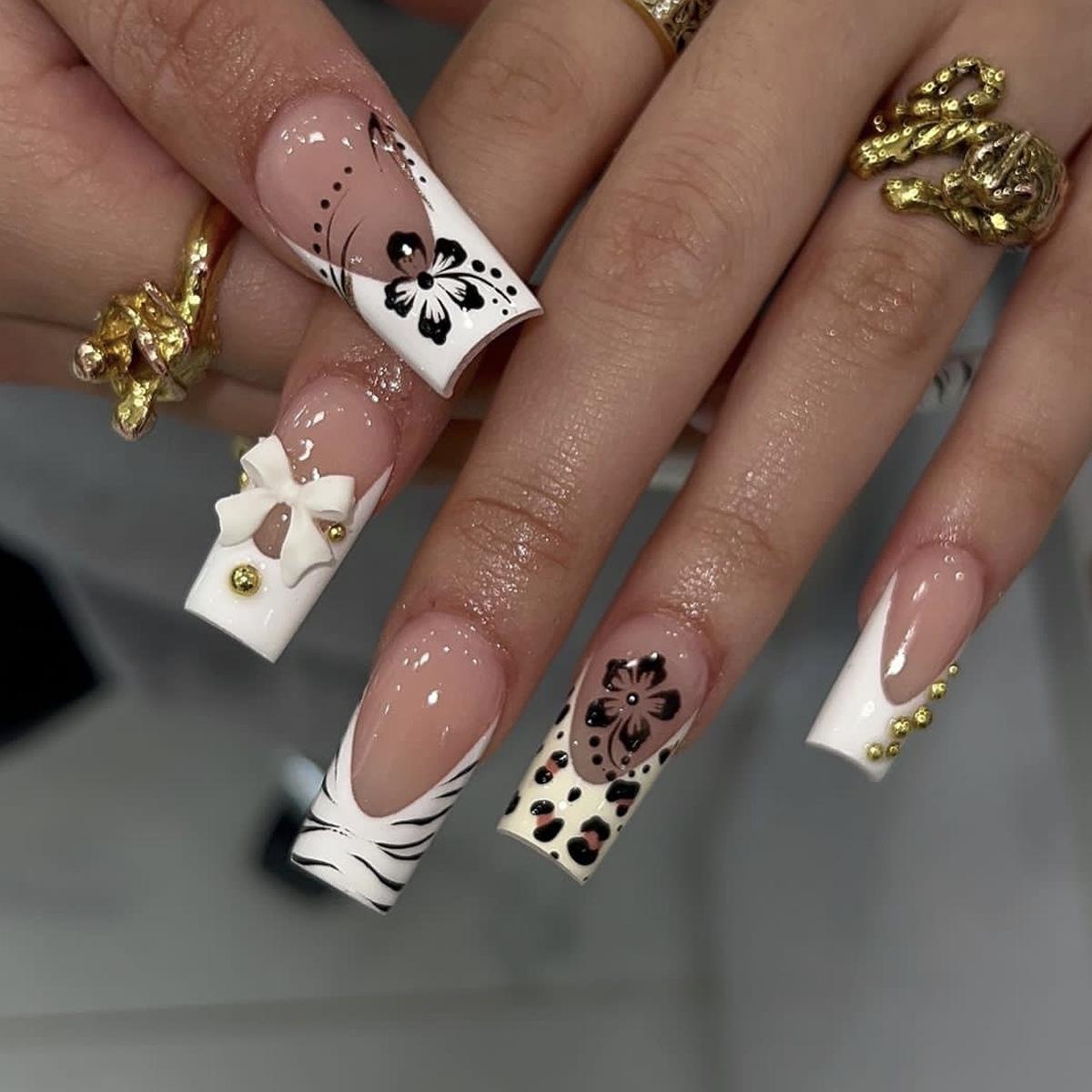 Mid-Length Zebra Print Detachable Fake Nails with French Flowers, Bowknot & Steel Beads
Mid-Length Zebra Print Detachable Fake Nails with French Flowers, Bowknot & Steel Beads