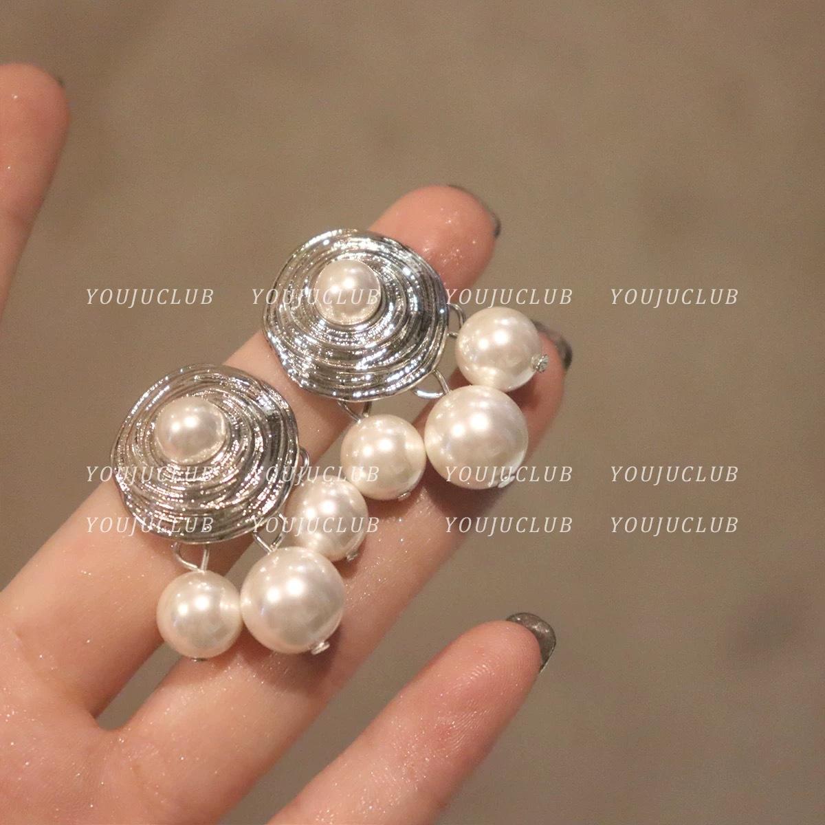 French retro light luxury metal round pearl earrings high sense fashion cold wind simple temperament earrings
French retro light luxury metal round pearl earrings high sense fashion cold wind simple temperament earrings