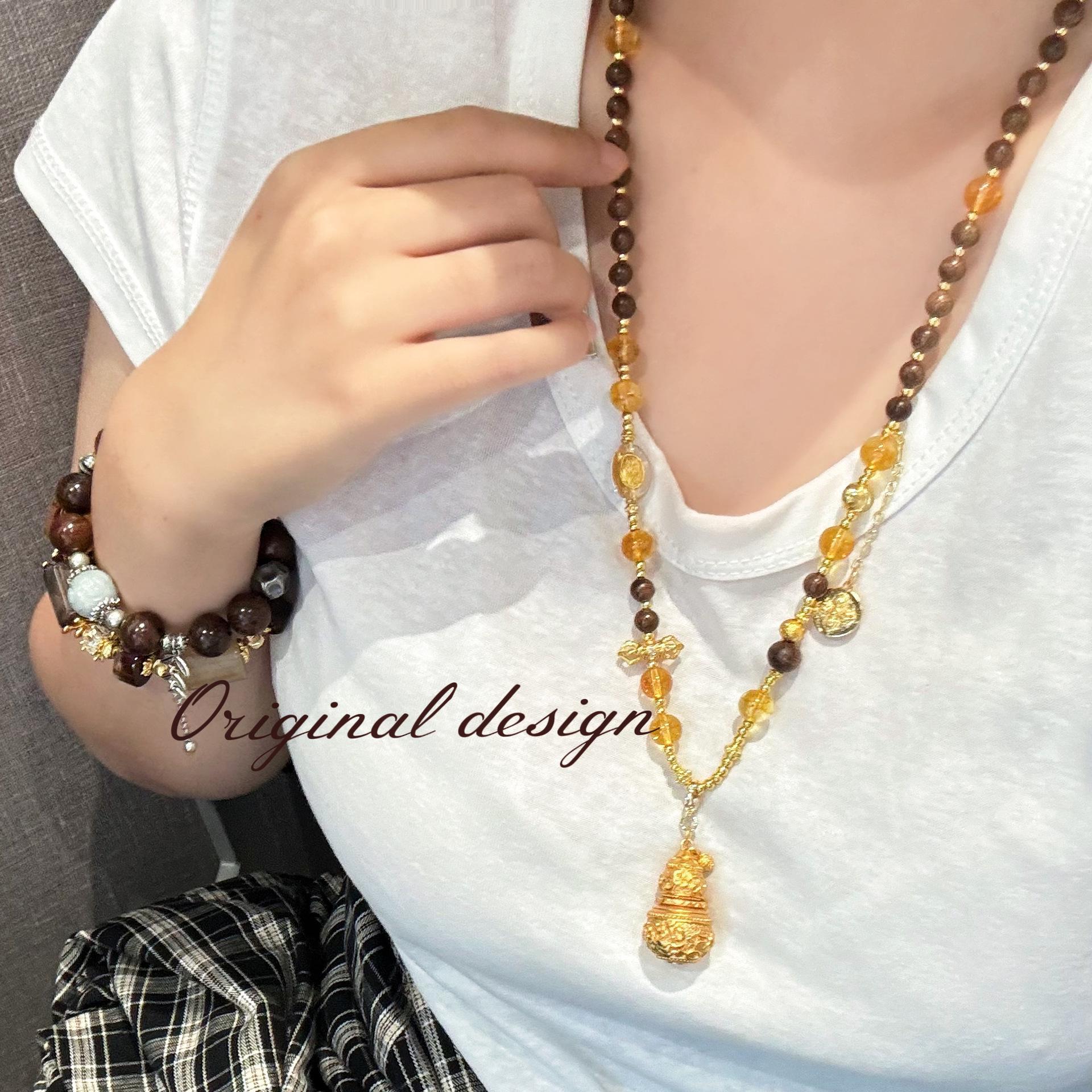 Retro Chinese-Style Carved Sandalwood Gourd Necklace with Color Block Design
Retro Chinese-Style Carved Sandalwood Gourd Necklace with Color Block Design
