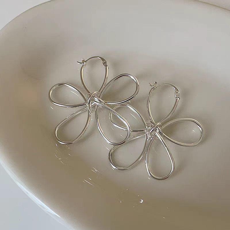 Элегантные серьги-каффы с полыми линиями в виде цветов: Простые, изысканные модные украшения для женщин
Элегантные серьги-каффы с полыми линиями в виде цветов: Простые, изысканные модные украшения для женщин