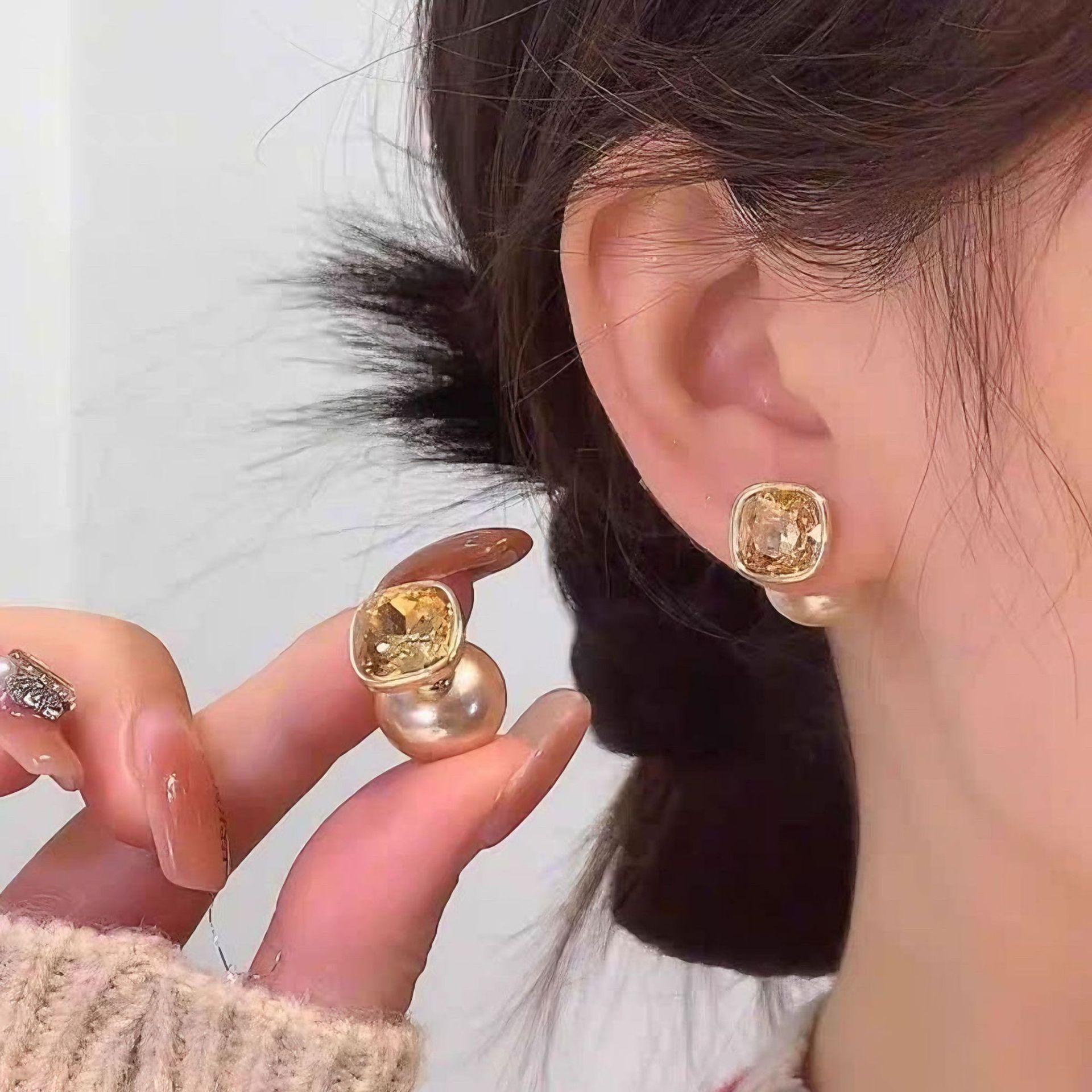Champagne zircon two pearl stud earrings women s fashion New Year s new celebrity temperament earrings versatile earrings
Champagne zircon two pearl stud earrings women s fashion New Year s new celebrity temperament earrings versatile earrings