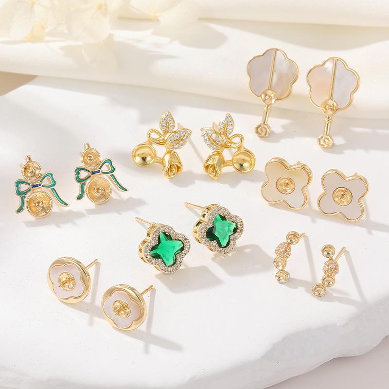 14K Gold Micro-set Zircon White Mother-of-Pearl Four-Leaf Clover Small Fan Pearl Stud Earrings 925 Silver Needle for Women. High Color Retention Gold Electroplating
14K Gold Micro-set Zircon White Mother-of-Pearl Four-Leaf Clover Small Fan Pearl Stud Earrings 925 Silver Needle for Women. High Color Retention Gold Electroplating