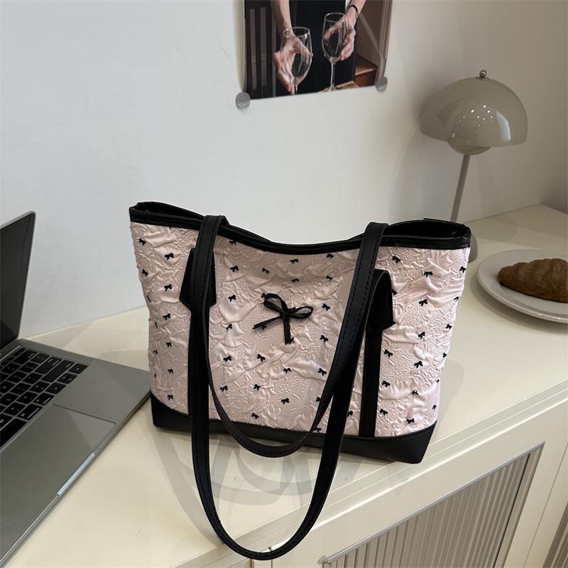 Women Exquisite Stylish Textured Shoulder Bag Korean Zipper Bow Heart-shaped Pendant Large Capacity Travel Date Tote Armpit Bag
Women Exquisite Stylish Textured Shoulder Bag Korean Zipper Bow Heart-shaped Pendant Large Capacity Travel Date Tote Armpit Bag