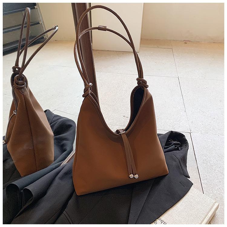 Large-capacity underarm work commuter bag women s autumn and winter 2024 new fashion niche shoulder bag tote bag коричневий
Large-capacity underarm work commuter bag women s autumn and winter 2024 new fashion niche shoulder bag tote bag коричневий