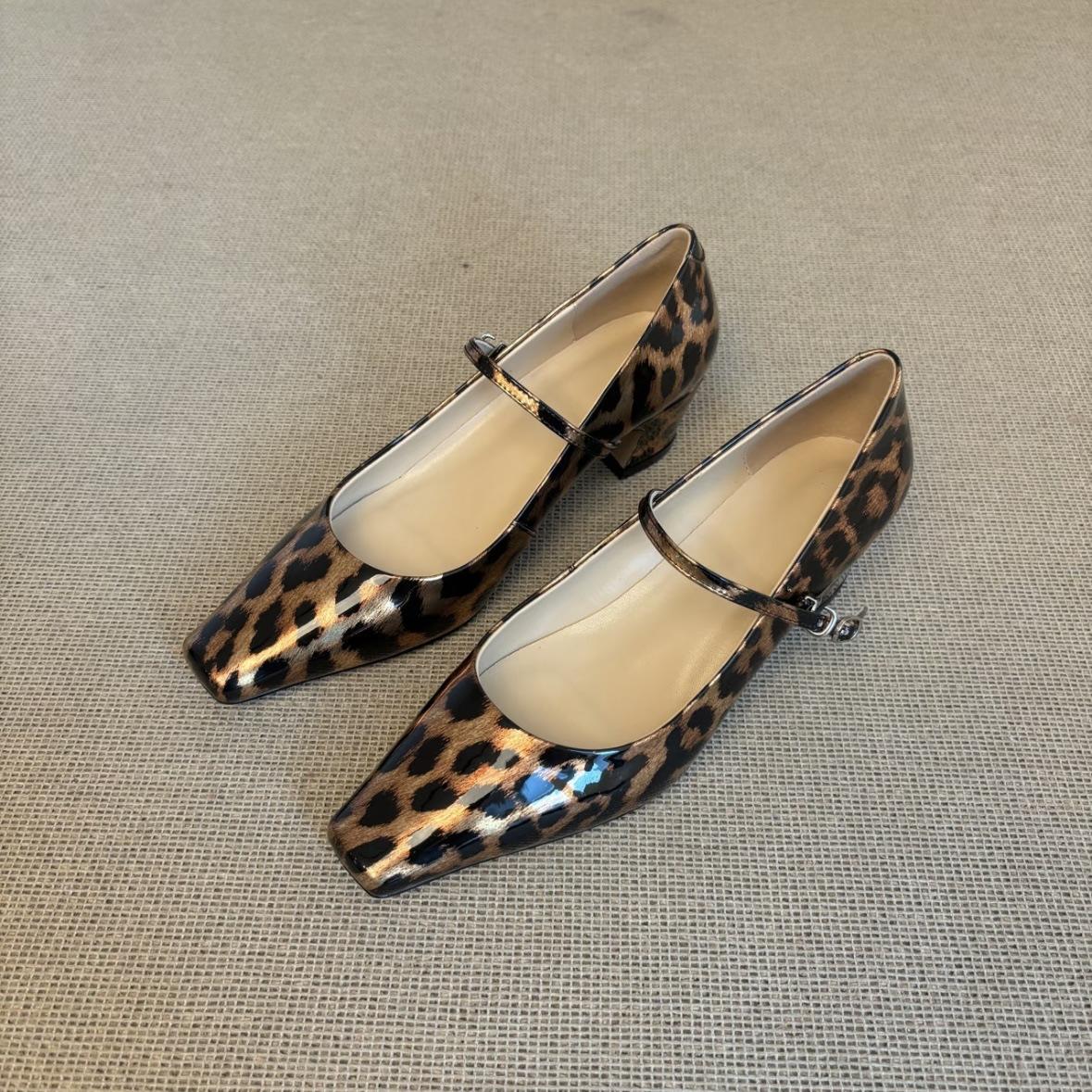 Версия из овчины~ весна 2025 года, новые женские туфли Мэри Джейн с французским леопардовым принтом в стиле ретро на толстом каблуке, темпераментные одинарные туфли для женщин 34 цветной печати леопарда
Версия из овчины~ весна 2025 года, новые женские туфли Мэри Джейн с французским леопардовым принтом в стиле ретро на толстом каблуке, темпераментные одинарные туфли для женщин 34 цветной печати леопарда
