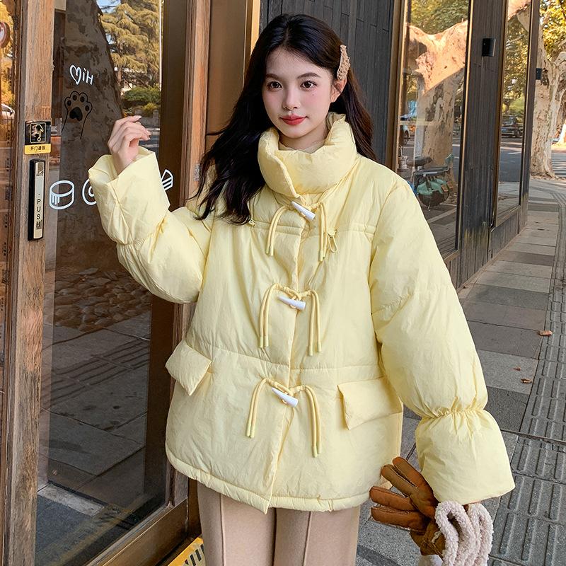 New Cotton Coat for Women Short Fashionable Horn Button Bread Suit Winter Loose Stand Collar Thickened Cotton Jacket XL
New Cotton Coat for Women Short Fashionable Horn Button Bread Suit Winter Loose Stand Collar Thickened Cotton Jacket XL