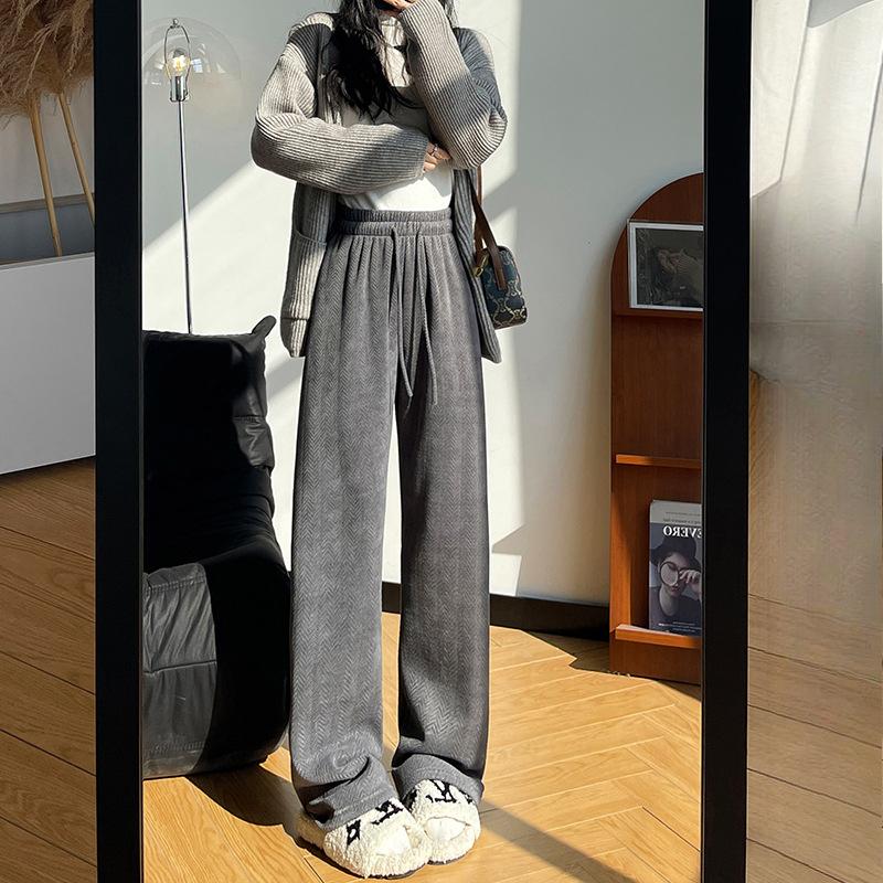 Женские брюки палаццо на осень и зиму, новые драпированные и тонкие бархатные брюки, прямые свободные брюки XL
Женские брюки палаццо на осень и зиму, новые драпированные и тонкие бархатные брюки, прямые свободные брюки XL