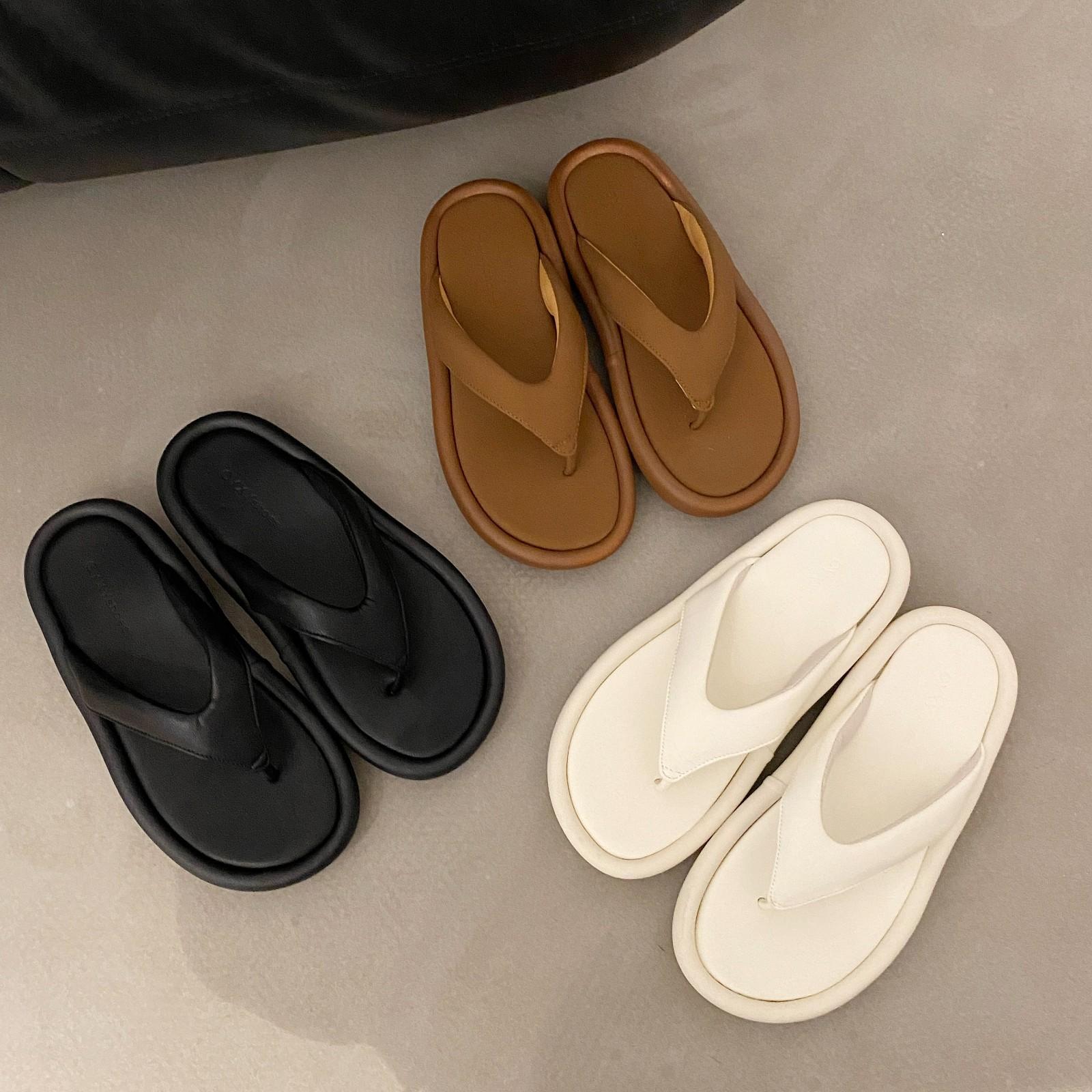 Thick-soled flip-flops women step on shit in summer for casual wear, cool slippers, simple ins tide beach shoes, seaside sandals 35 чорний
Thick-soled flip-flops women step on shit in summer for casual wear, cool slippers, simple ins tide beach shoes, seaside sandals 35 чорний