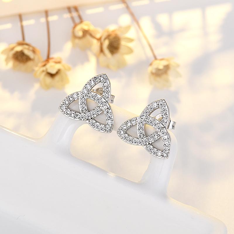 New Pure Earrings Simple High-end Needle Earrings and Earrings Nourishing Earrings
New Pure Earrings Simple High-end Needle Earrings and Earrings Nourishing Earrings