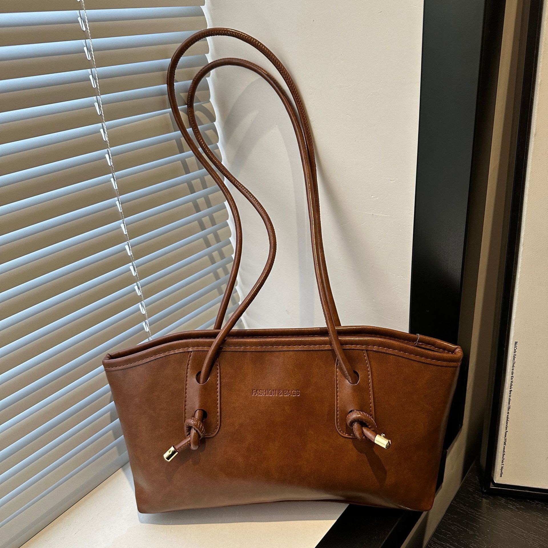Large capacity retro women s bag commuter shoulder bag new portable tote bag
Large capacity retro women s bag commuter shoulder bag new portable tote bag