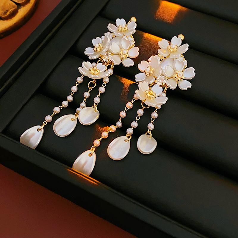 Multi-layer Acrylic Flower Dangle Earrings French Gentle White Floral Tassel Pendant Earrings Women s Dating Banquety Jewelry K
Multi-layer Acrylic Flower Dangle Earrings French Gentle White Floral Tassel Pendant Earrings Women s Dating Banquety Jewelry K