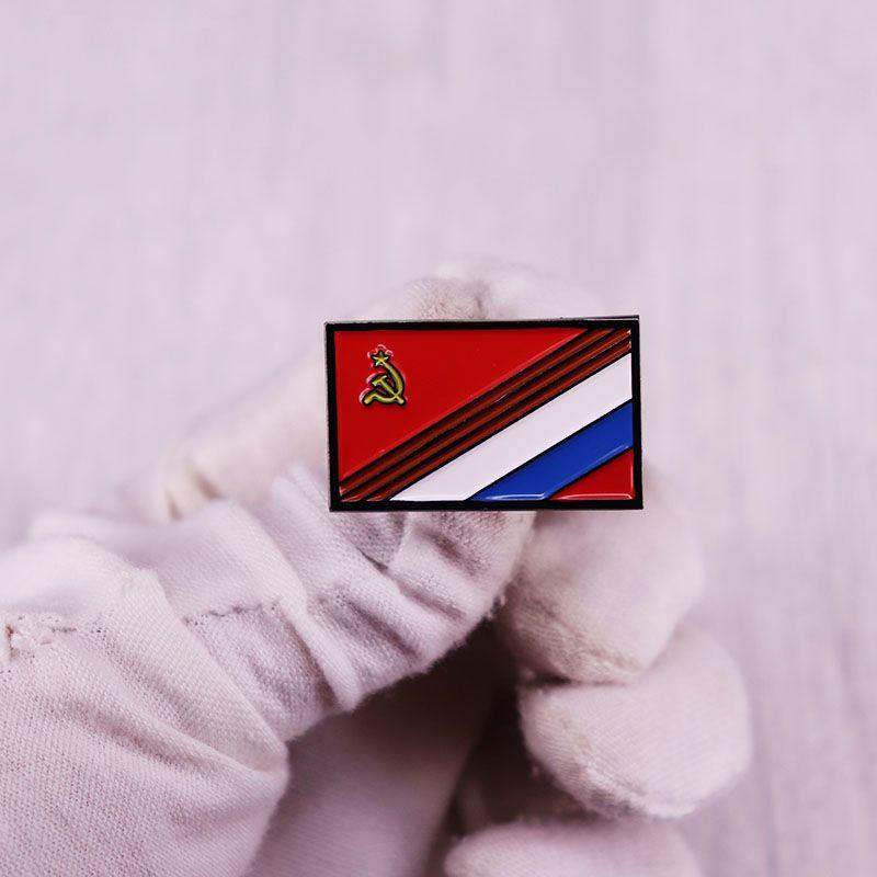 Общие награды Советского Союза и России Флаг Советского Союза, смешанный с российским флагом, брошью, Советским Союзом, георгиевской лентой российского коммуниста
Общие награды Советского Союза и России Флаг Советского Союза, смешанный с российским флагом, брошью, Советским Союзом, георгиевской лентой российского коммуниста