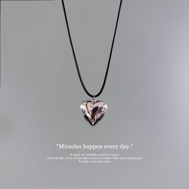 Heart Shaped Link Chain Pendant Necklace High End Retro Sweet Spicy Girl Style Ladies Collarbone Chain
Heart Shaped Link Chain Pendant Necklace High End Retro Sweet Spicy Girl Style Ladies Collarbone Chain