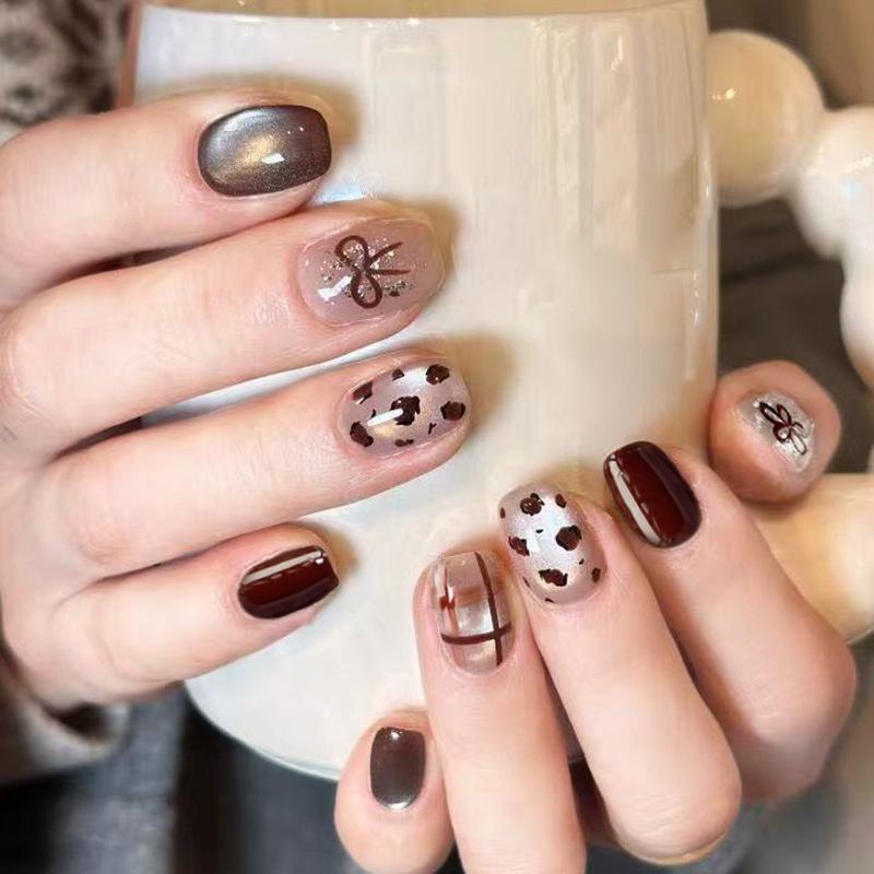 Brown & Beige Plaid Flower Bow Sparkly Cat Eye Short Nails - Retro Autumn/Winter Fake Nail Tips
Brown & Beige Plaid Flower Bow Sparkly Cat Eye Short Nails - Retro Autumn/Winter Fake Nail Tips