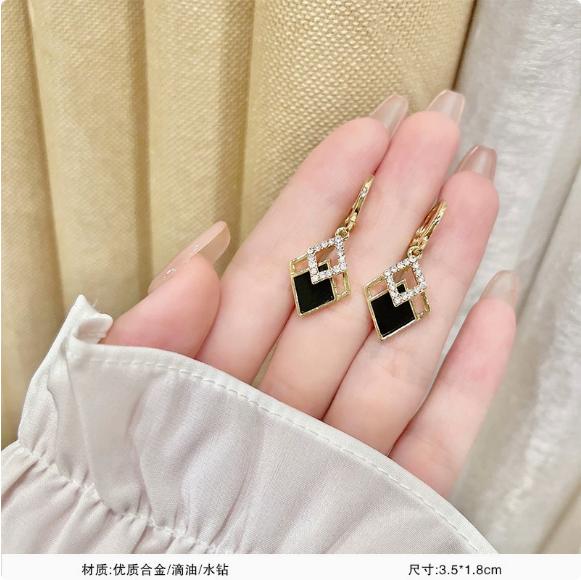 Elegant Lightweight Stud Earrings for Women Fashion Minimalist Design High-End Texture Suitable for Daily Wear and Special Occasions One Size белый
Elegant Lightweight Stud Earrings for Women Fashion Minimalist Design High-End Texture Suitable for Daily Wear and Special Occasions One Size белый