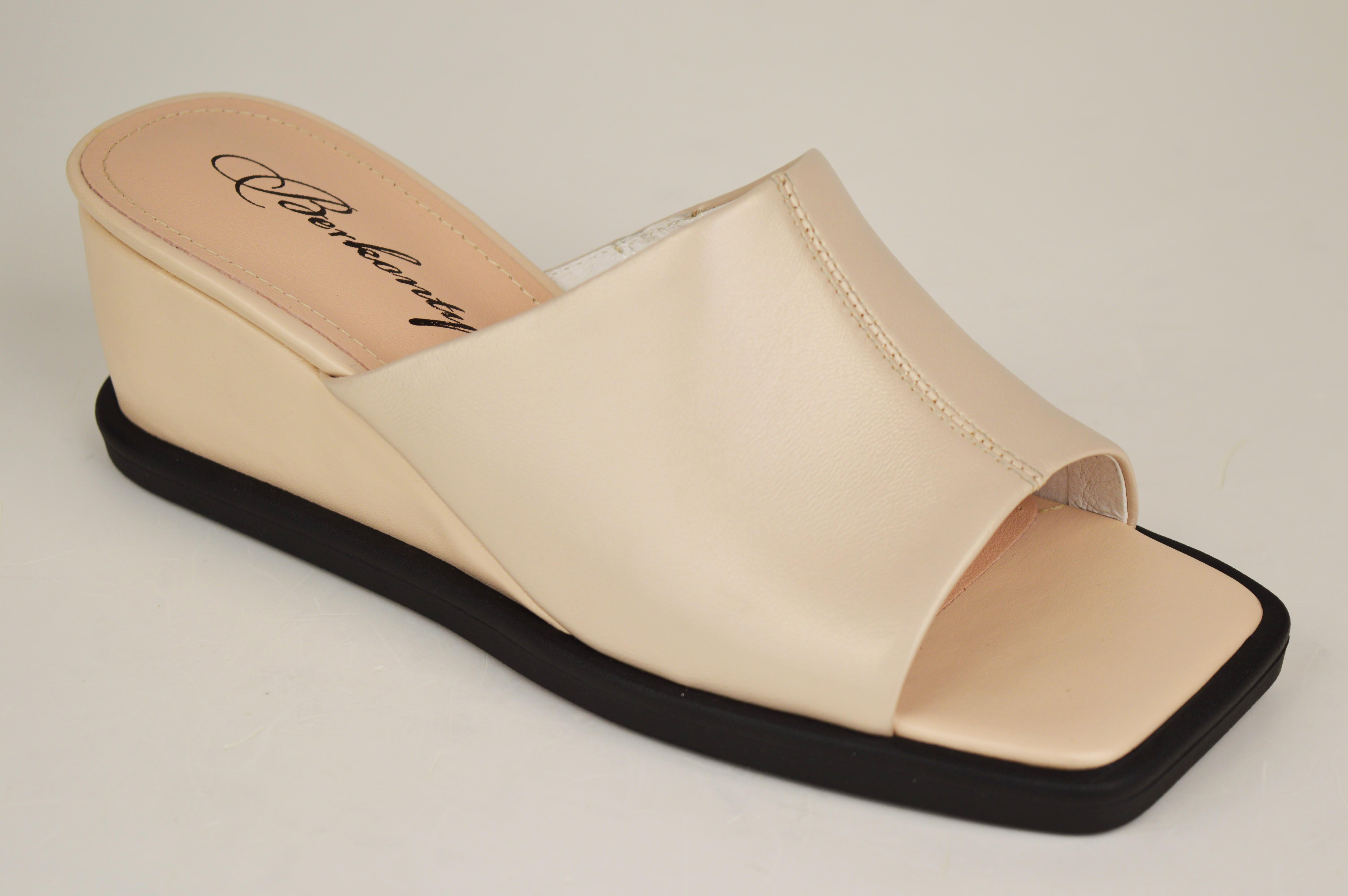 Шльопанці на танкетці Berkonty 2670101 35 Бежевий перламутр шкіра 38 перламутровий колір
Шльопанці на танкетці Berkonty 2670101 35 Бежевий перламутр шкіра 38 перламутровий колір