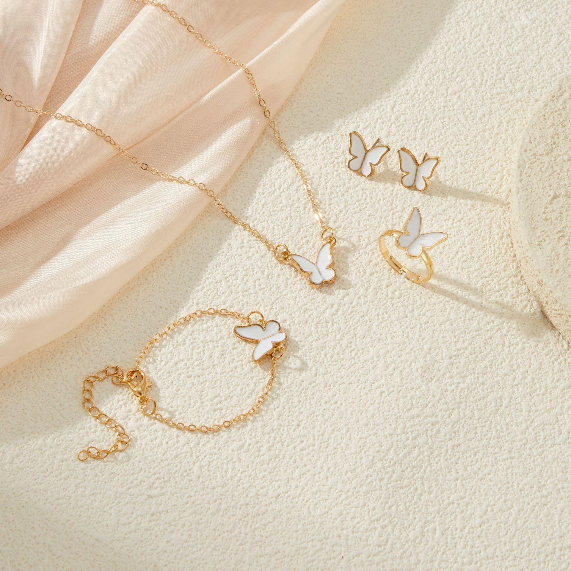 Изысканные серьги-пусеты Белая глазурь с подтеками в виде бабочек с модным набором из колье и браслета для женщин White Set
Изысканные серьги-пусеты Белая глазурь с подтеками в виде бабочек с модным набором из колье и браслета для женщин White Set