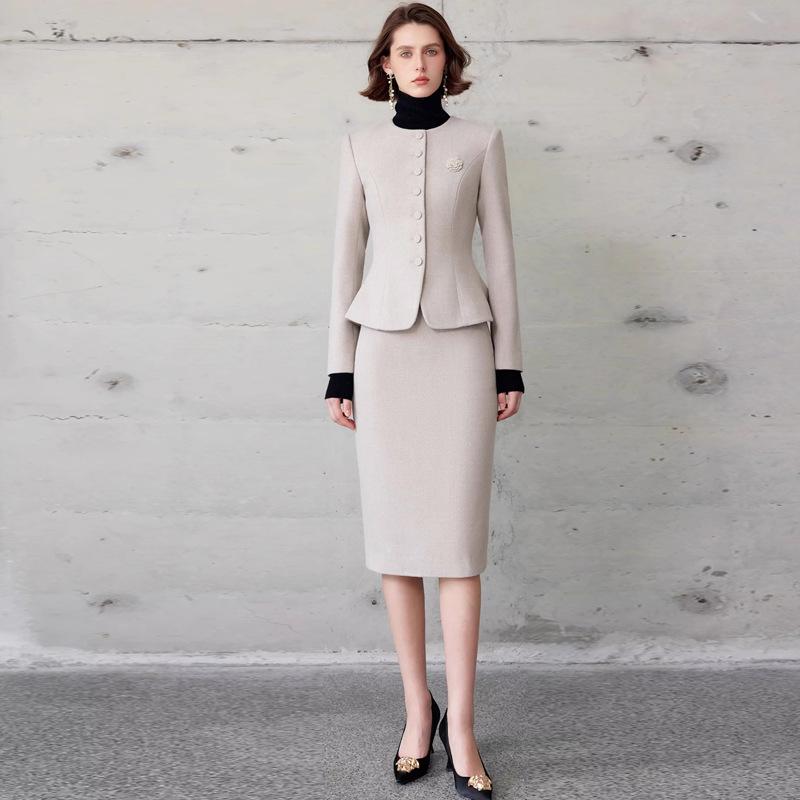 Elegant Retro Oatmeal Round Neck Skirt Suit for Women - Autumn/Winter Professional Workwear L
Elegant Retro Oatmeal Round Neck Skirt Suit for Women - Autumn/Winter Professional Workwear L