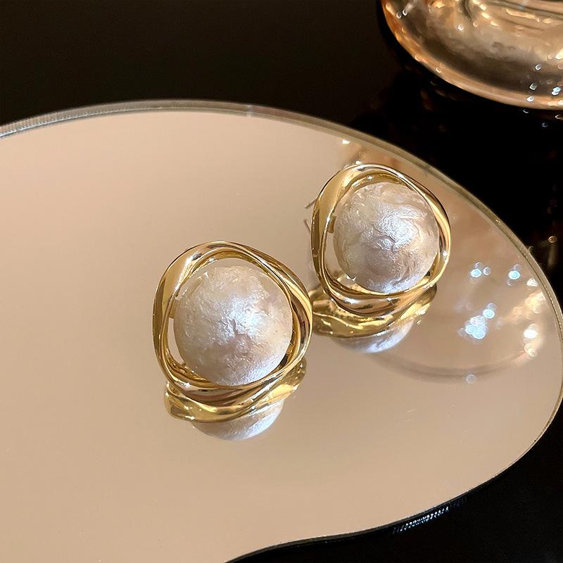 Earrings new popular pearl stud earrings women s niche design fashion temperament high sense light luxury retro earrings
Earrings new popular pearl stud earrings women s niche design fashion temperament high sense light luxury retro earrings