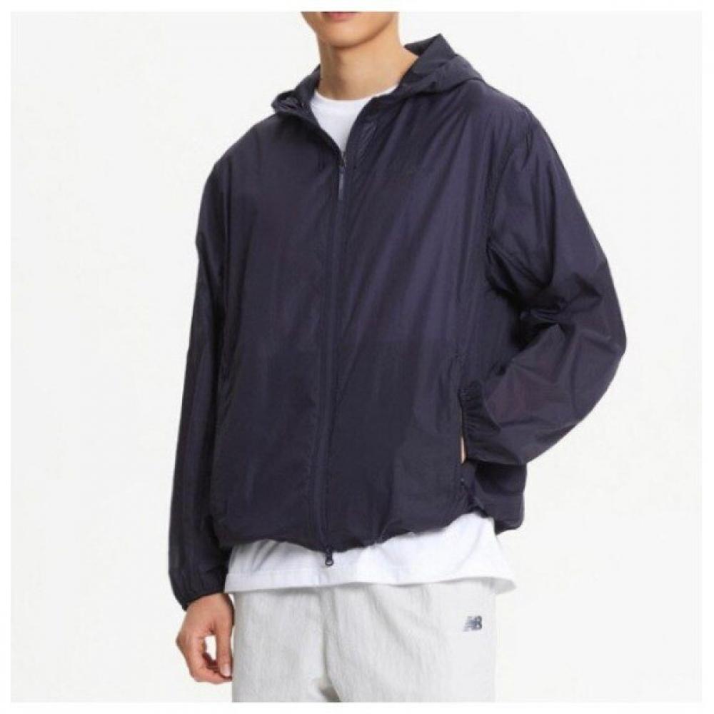 New Balance Ess Lightweight Woven Jacket Kqj Nbnae31323 59 Navy series/100
New Balance Ess Lightweight Woven Jacket Kqj Nbnae31323 59 Navy series/100