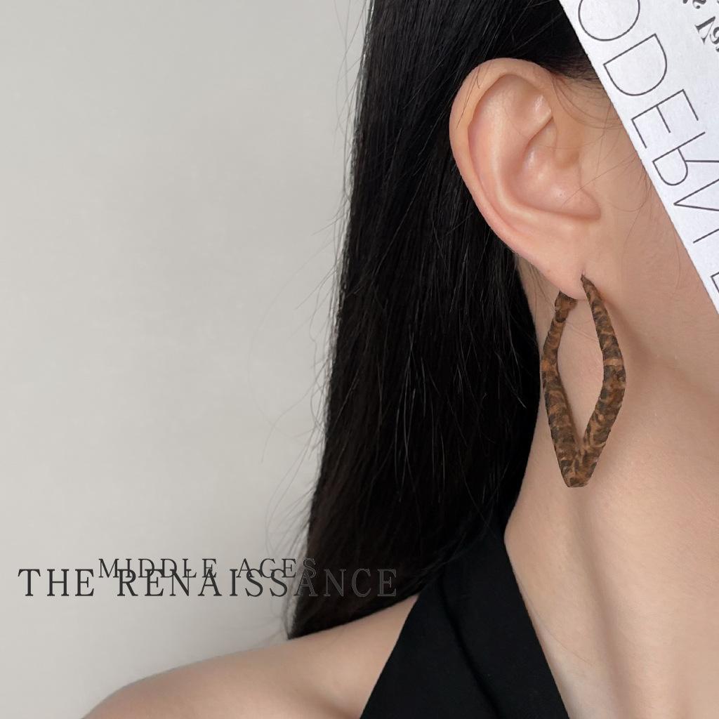 Medieval European and American style leopard print square earrings retro Hong Kong style earrings modern flocking earrings
Medieval European and American style leopard print square earrings retro Hong Kong style earrings modern flocking earrings