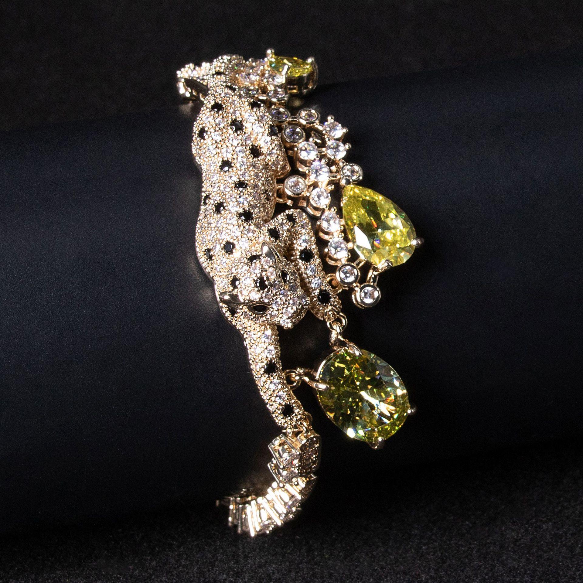 2026 Fall Into The Galaxy Exquisite Cheetah Bracelet Premium Egg Face Bracelet Slightly Inlaid with Diamonds Light Luxury Jewelry 18CM
2026 Fall Into The Galaxy Exquisite Cheetah Bracelet Premium Egg Face Bracelet Slightly Inlaid with Diamonds Light Luxury Jewelry 18CM
