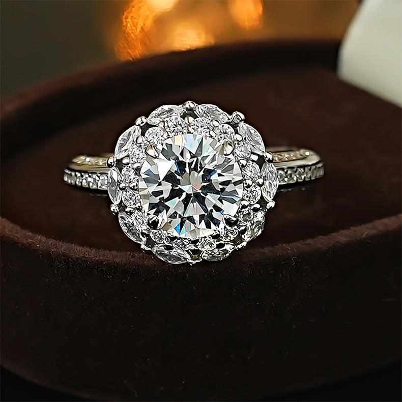 2026 Luxury Bud 2 Carat Round Diamond Ring Inlaid with Eight Hearts and Eight Arrows Zircon Proposal Ring Gift Female Resizable
2026 Luxury Bud 2 Carat Round Diamond Ring Inlaid with Eight Hearts and Eight Arrows Zircon Proposal Ring Gift Female Resizable