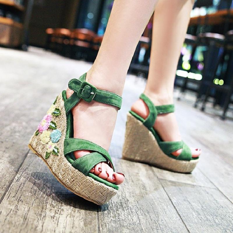 Summer new sweet flower embroidered straw sole super high heels wedge heel thick sole waterproof table sandals green 39 синий
Summer new sweet flower embroidered straw sole super high heels wedge heel thick sole waterproof table sandals green 39 синий