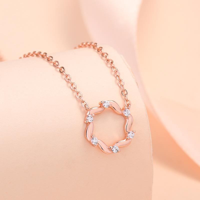 Mobius Ring Necklace for Women Niche Light Luxury Geometric Collarbone Chain Fashionable Small Fresh Rose Gold Garland Pendant
Mobius Ring Necklace for Women Niche Light Luxury Geometric Collarbone Chain Fashionable Small Fresh Rose Gold Garland Pendant