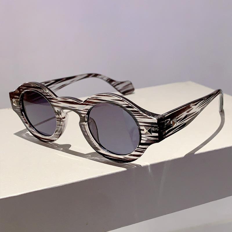 Small Frame Stylish Vintage Round Sunglasses Women For Men Luxury Brand Designer Sun Glasses Steampunk Popular Rivet Shades Quality
Small Frame Stylish Vintage Round Sunglasses Women For Men Luxury Brand Designer Sun Glasses Steampunk Popular Rivet Shades Quality