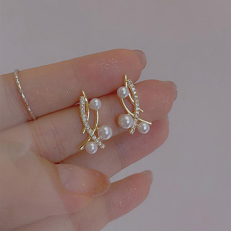 French retro light luxury imitation pearl cross earrings women s new popular high-end micro-inlaid niche stud earrings
French retro light luxury imitation pearl cross earrings women s new popular high-end micro-inlaid niche stud earrings