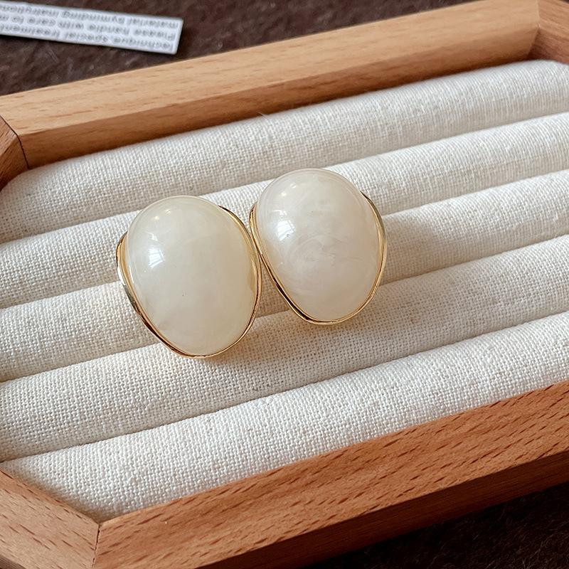 Silver needle rendering resin geometric stud earrings Hong Kong style retro high-end temperament earrings simple new autumn and winter jewelry women
Silver needle rendering resin geometric stud earrings Hong Kong style retro high-end temperament earrings simple new autumn and winter jewelry women