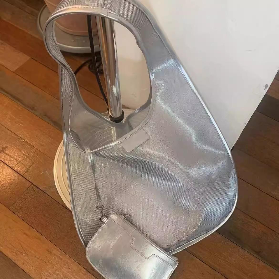 Портативная прозрачная сумка через плечо для женщин, элегантная сумка для покупок и путешествий
Портативная прозрачная сумка через плечо для женщин, элегантная сумка для покупок и путешествий