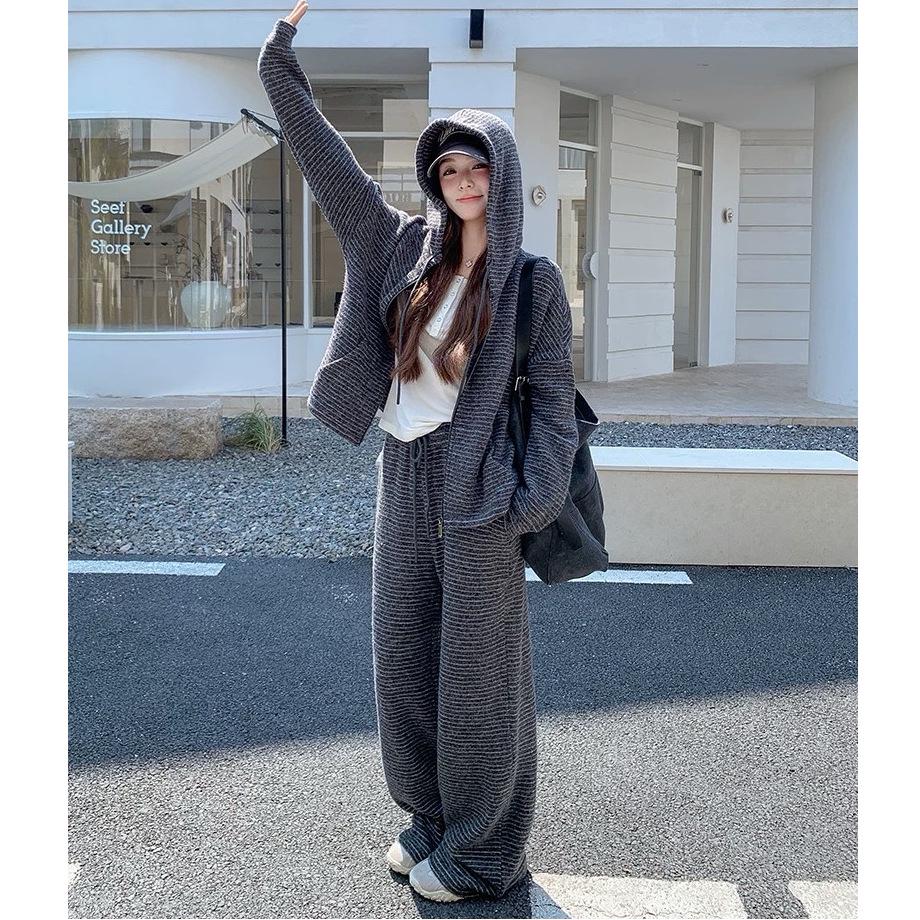 Korean Style Black-Gray Striped Cardigan Hoodie & Wide-Leg Long Pants Women s Two-Piece Set - Autumn/Winter Collection Medium
Korean Style Black-Gray Striped Cardigan Hoodie & Wide-Leg Long Pants Women s Two-Piece Set - Autumn/Winter Collection Medium