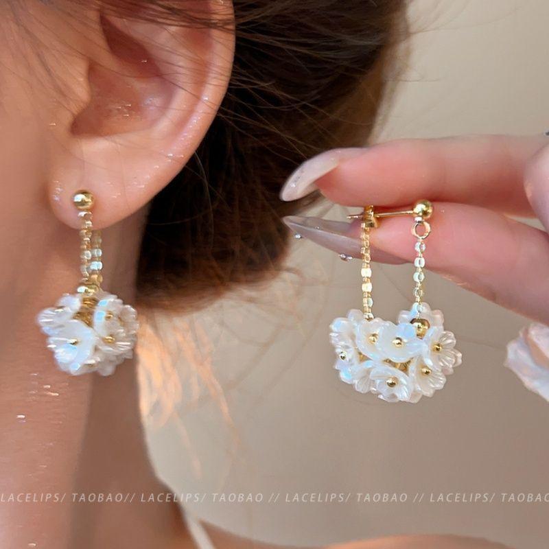 Pearl flower chain fringed earrings niche temperament light luxury high-end earrings fashion versatile earrings women
Pearl flower chain fringed earrings niche temperament light luxury high-end earrings fashion versatile earrings women