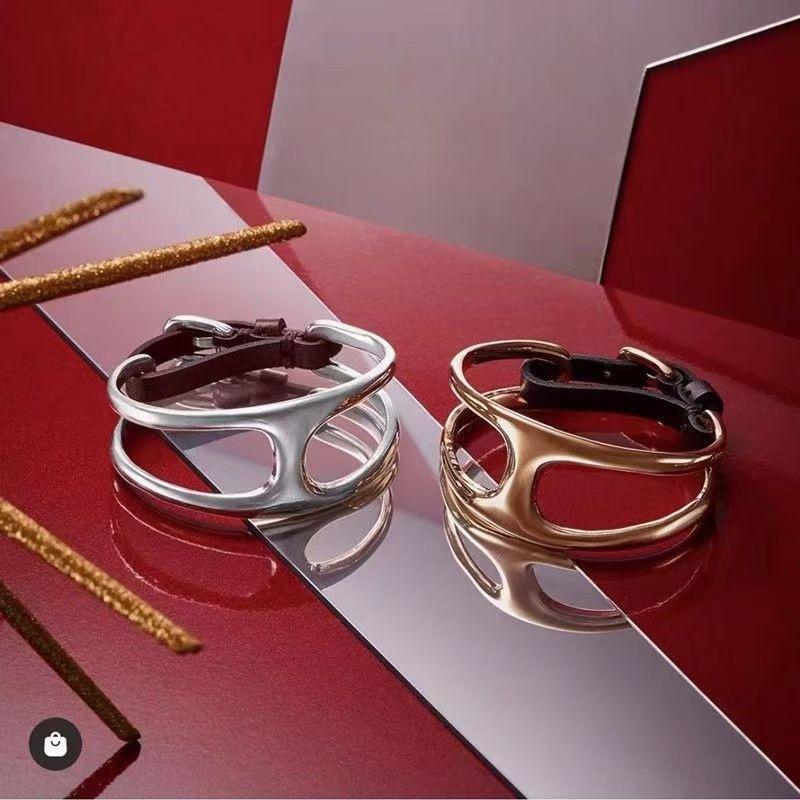 Flash UNO de 50 New Minimalist Premium Sense Hollow Gold Plated Leather Adjustable Bracelet Premium Sense срібний
Flash UNO de 50 New Minimalist Premium Sense Hollow Gold Plated Leather Adjustable Bracelet Premium Sense срібний