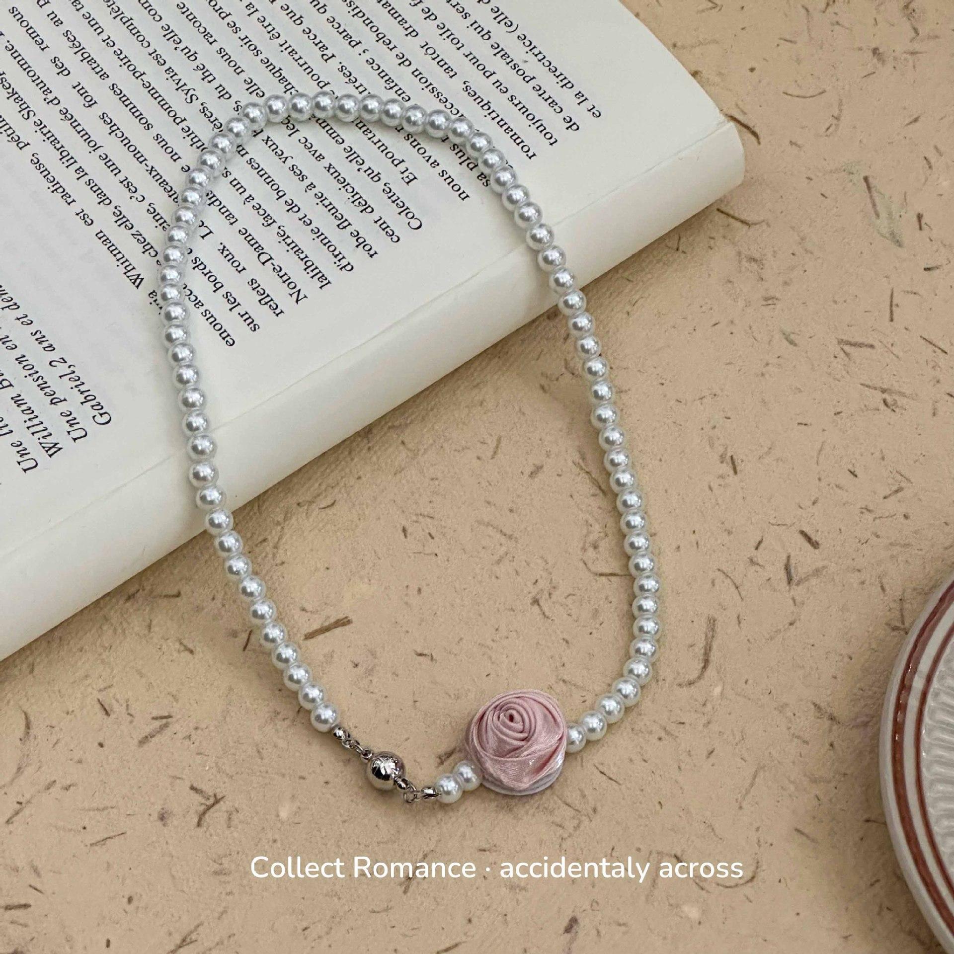 Three-dimensional flower magnet pearl necklace female niche design French retro niche design fashion neck chain collarbone chain
Three-dimensional flower magnet pearl necklace female niche design French retro niche design fashion neck chain collarbone chain