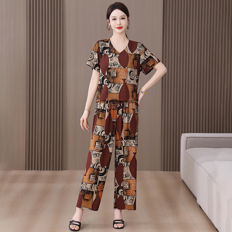 Women s Plus Size Summer Two-Piece Set: Printed Cotton Silk Suit with Short Sleeve Top & Nine-Point Pants 2XL
Women s Plus Size Summer Two-Piece Set: Printed Cotton Silk Suit with Short Sleeve Top & Nine-Point Pants 2XL
