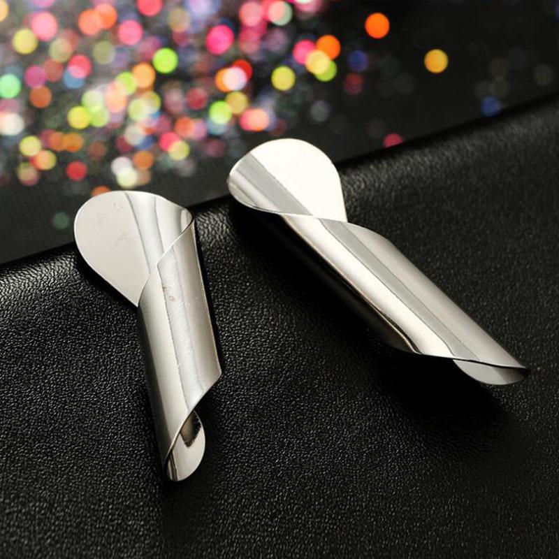 2025 Irregular Rolled Metal Women s Dangle Earrings Copper Color Bar Unusual Earrings for Female Exaggerated Punk Ear Zircon
2025 Irregular Rolled Metal Women s Dangle Earrings Copper Color Bar Unusual Earrings for Female Exaggerated Punk Ear Zircon