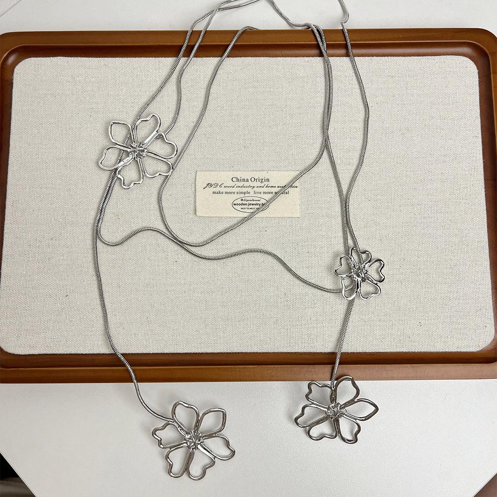 Fashion Temperament Elegant Classic High Sense Flower Necklace, Suitable for Women Party Collocation срібний
Fashion Temperament Elegant Classic High Sense Flower Necklace, Suitable for Women Party Collocation срібний