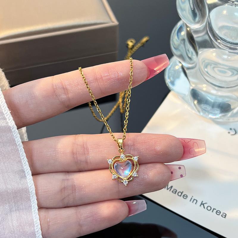 Gradient Heart Necklace - Women s Niche Design Clavicle Chain, Winter-Ready and Elegant
Gradient Heart Necklace - Women s Niche Design Clavicle Chain, Winter-Ready and Elegant
