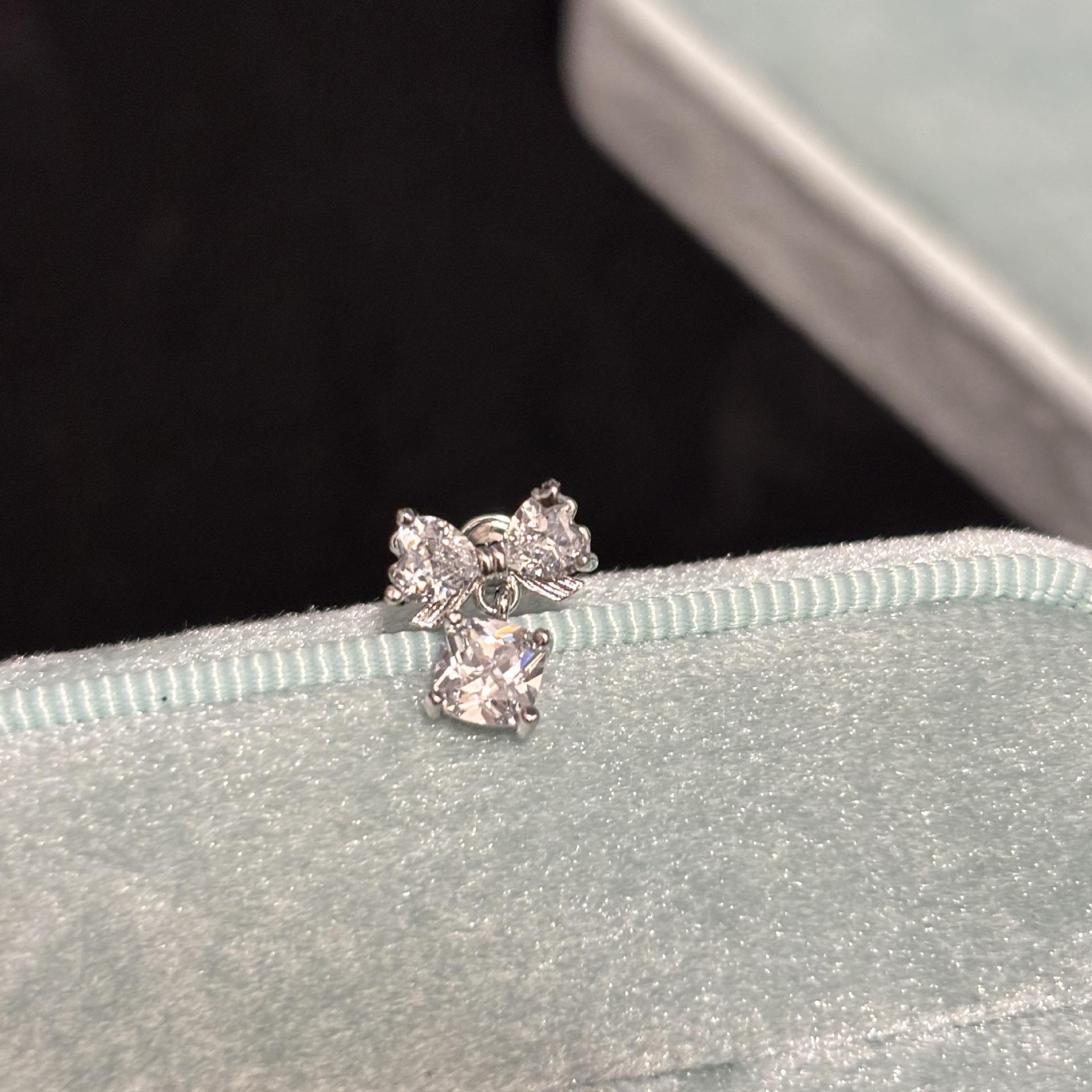 Exquisite Blue Zircon Bow Titanium Steel Earrings: Shiny, Niche Design for Women’s Ear Cartilage
Exquisite Blue Zircon Bow Titanium Steel Earrings: Shiny, Niche Design for Women’s Ear Cartilage